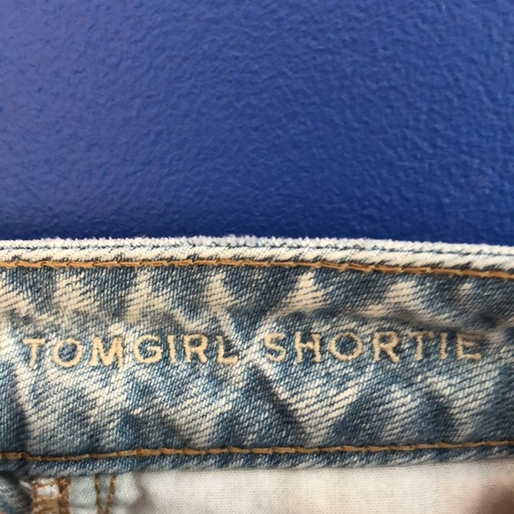 Distressed cutoff jean shorts - Picture 3 of 4